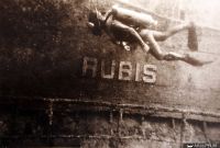 1960- Plongée sur l'épave du Rubis, coulé volontairement en 1957 au Sud Est du cap Camarat (© AGASM)
