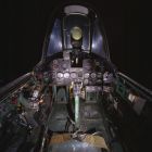 Vue de l'intérieur du cockpit d'un P-47D-30-RA de 1944, exposé au Air and Space Museum (États-Unis) [Inventory Number A19600306000 ; Republic Aviation Corporation, Etats-Unis d'Amérique ; Métal ; Dimensions : 430 x 1220cm, 4877kg, 1100cm. ]. (Avion transféré de l'U.S. Air Force, source : https://airandspace.si.edu/collection-objects/republic-p-47d-30-ra-thunderbolt/nasm_A19600306000 © National Air and Space Museum, Steven F. Udvar-Hazy Center, Chantilly, VA, États-Unis)