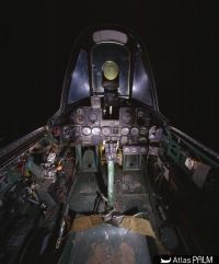 Vue de l'intérieur du cockpit d'un P-47D-30-RA de 1944, exposé au Air and Space Museum (États-Unis) [Inventory Number A19600306000 ; Republic Aviation Corporation, Etats-Unis d'Amérique ; Métal ; Dimensions : 430 x 1220cm, 4877kg, 1100cm. ]. (Avion transféré de l'U.S. Air Force, source : https://airandspace.si.edu/collection-objects/republic-p-47d-30-ra-thunderbolt/nasm_A19600306000 © National Air and Space Museum, Steven F. Udvar-Hazy Center, Chantilly, VA, États-Unis)