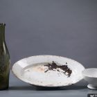 Vaisselle du Bonaparte : Plat oval (15 octobre 1847) [porcelaine, 5 x 33,7 x 22,7 cm, Expertise F. Cibecchini, Drassm-MCC, n°inv. 30471] ; Bol (15 octobre 1847) [porcelaine, 6,7 x 33,7 x 12,7 cm, Expertise F. Cibecchini, Drassm-MCC, n°inv. 30470] ; Bouteille (15 octobre 1847)  [verre, 29 x 8 cm, Expertise F. Cibecchini, Drassm-MCC, n°inv. 30064] (© J. A. Bertozzi)
