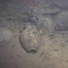 Amphores Oberaden 74 à la limite de la coque, campagne de 2014 (Cliché de la vidéo du ROV © DRASSM)