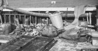 Amphores et céramiques remontées sur le pont du bateau de fouilles (© Archives Drassm)