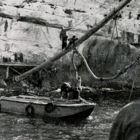 Installation de la bigue pour le travail du chantier à terre. Amarrage du tuyau de l'aspirateur de sédiments à air (d'après Benoit 1961, p. 21)