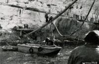 Installation de la bigue pour le travail du chantier à terre. Amarrage du tuyau de l'aspirateur de sédiments à air (d'après Benoit 1961, p. 21)