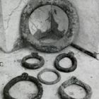 Organeaux et anneaux de cargue en plomb de différents diamètres (d'après Benoit 1961, p. 178)