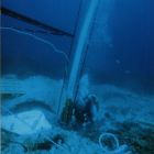 Plongeur utilisant la suceuse à eau lors de la campagne de fouilles de 1998 (© C. Durand, CNRS, Aix-Marseille Université, Centre Camille  Jullian)
 