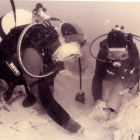 Plongeurs dégageant la coque à l'aide d'une suceuse (© F. Bassemayousse/Mi-air-mi-eau-photo)
 