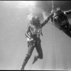 Vue sous-marine de deux plongeurs au palier (Cliché Y. Chevalier © Y. Chevalier/DRASSM)