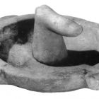 Mortier et son pilon en forme de doigt, marbre (Cliché P. Foliot-CCJ-CNRS © CCJ-CNRS)