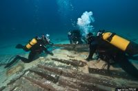 Étapes de la remontée de prélèvement d'un élément de la coque de l'épave (© T. Seguin/DRASSM)