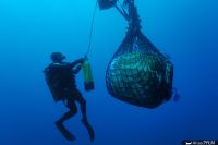 Remontée de dolium avec l'aide d'un parachute, campagne de 2010 (© T. Seguin/DRASSM)