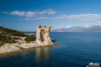 Vue sur la Tour de la Mortella dans la baie de Saint-Florent (© S. Jamme /Aquanaute Expertise)
 