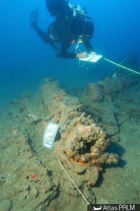 Plongeur effectuant des mesures sur le site lors de la campagne d'expertise de 2007 (© T. Seguin/DRASSM)