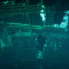 Vue de la cassure au centre du bateau avec les toilettes visibles (Cliché de la vidéo du ROV © DRASSM)
