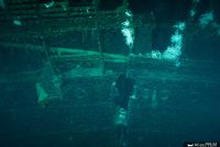 Vue de la cassure au centre du bateau avec les toilettes visibles (Cliché de la vidéo du ROV © DRASSM)