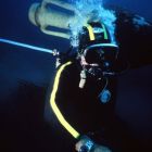 Prélèvement d'une amphore par un plongeur - campagne de 1979 (©G. Reveillac, CNRS, Aix-Marseille Univ, Centre Camille  Jullian)
 