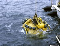 Équipe du GISMER au travail (1981) : mise à l’eau de la tourelle de plongée (Cliché B. Liou-DRASSM © DRASSM)