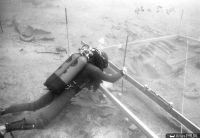 Plongeur effectuant des relevés sur la coque à l'aide d'un cadre de relevé et d'une règle en place (© Y. Chevalier/DRASSM)