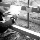 Plongueur effectuant des relevés sur la coque à l'aide d'un cadre de relevé et une règle en place (© Y. Chevalier/DRASSM)