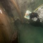 Plongeur effectuant des relevés sur la coque (© T. Seguin/DRASSM)