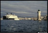 Vue de L'Archéonaute et d'un ferry sortant du port de Marseille, fouille de C. Dovis (© D. Metzger/DRASSM)