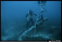 Vue sous-marine d'un plongeur effectuant le levage au ballon d'une ancre en fer. Fouille de C. Dovis (© D. Metzger/DRASSM)