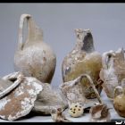 Vue d'une partie des céramiques trouvées sur l'épave (© P. Foliot, CNRS, Aix-Marseille Université, Centre Camille Jullian)