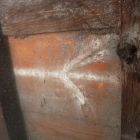 Symbole tracé à la peinture blanche interprétée comme une marqué liée à la cargaison (© T. Seguin/DRASSM)