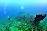 L'épave de l'Insuma vue depuis les restes de sa poupe (© Corse Images Sous-Marines)