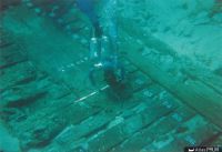 Plongeur/Plongeuse sur l'épave Tour d'Agnello 2 lors de l'expertise menée en 1999 par Hélène Bernard (Drassm) © Christine Durand (CNRS/CCJ)