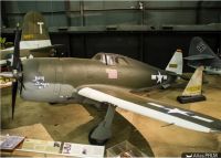 Le « Fiery Ginger », modèle de P-47D Razorback avec sa verrière à montants, exposé au National Museum of the United States Air Force, Dayton, Ohio, E.U. (Cliché U.S. Air Force, source : https://www.nationalmuseum.af.mil/Visit/Museum-Exhibits/Fact-Sheets/Display/Article/196277/republic-p-47d-razorback-version/ © National museum of USAF)