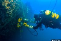 Plongeur autonome travaillant au niveau de la carotteuse installée sur la partie tribord de l'Alice Robert (© Frédéric Osada, Images Explorations)