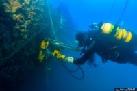 Plongeur autonome travaillant au niveau de la carotteuse installée sur la partie tribord de l'Alice Robert (© Frédéric Osada, Images Explorations)