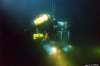 Le sous-marin Remora et un plongeur sur l’épave (Cliché F. Osada © F. Osada)