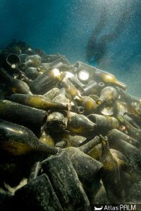 Accumulation de bouteilles sur la partie avant fouillée en 2008 (©Christine Durand - LA3M/CNRS)