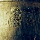 Détail du chaudron de cuivre : couronne surmontée d’une croix et date 1655 surchargée de la contremarque C7 ou nouvelle date 1667 (Cliché M. L’Hour-DRASSM, © DRASSM)