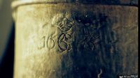 Détail du chaudron de cuivre : couronne surmontée d’une croix et date 1655 surchargée de la contremarque C7 ou nouvelle date 1667 (Cliché M. L’Hour-DRASSM, © DRASSM)
