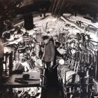 Vue de l’intérieur du Rubis réalisée lorsque le bâtiment était en service : le patron mécanicien Justin Dangel surveille les moteurs diesels (© AGASM)