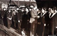 Visite du général De Gaulle : l’équipage en grand tenue et la petite mascotte Bacchus (© AGASM)