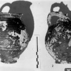 Céramiques luisantes : urne forme Lamboglia 14 (n.1) et cruche forme Pernon 95 (n.1) (Cliché J.-C. Negrel © J.-C. Negrel / DRASSM)