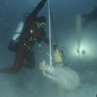 Plongeur effectuant le levage d’une amphore à l’aide d’un parachute.(Cliché X. Desmier, © X. Desmier/COMEX) 