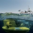 Le sous-marin Remora 2000 commence sa plongée à partir du Minibex en arrière plan.(Cliché X. Desmier, © X. Desmier/COMEX) 