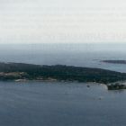 L'île Sainte-Marguerite avec, au premier plan à droite, la balise de Bataiguier (d'après Joncheray 2007, p. 214 © J.-P. Joncheray)