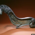 Garniture d’accoudoir à protomé de cheval et médaillon à buste d’Artémis (Cliché A. Chéné-CCJ-CNRS © CCJ-CNRS)
