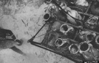 Plongeur chargeant le panier à amphores (Cliché J. Ertaud, d'après Tailliez 1961, fig. 33, p. 128 © J. Ertaud)