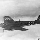 Heinkel 111 survolant la Belgique ou la France en 1940 (Cliché E. Schödl, source Bundesarchiv, Bild 101I-343-0694-21 © E. Schödl)