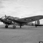 Heinkel 111, variante H, abandonné par la Luftwaffe en Lybie pendant la bataillle de El Alamein en 1942 (source Imperial War Museums, CM 44 46 © Domaine Public) 