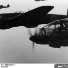 Vol de Heinkel 111 en formation au-dessus de l'Angleterre durant l'été 1940 (Cliché Dahm, source Bundesarchiv, Bild 101I-385-0590-11 © Dahm)