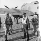 Le général E. Rommel devant  un Heinkel 111 en Afrique du Nord, 1940-1941 (Cliché Opper, source Bundesarchiv, Bild 101I-432-0760-10 © Opper)