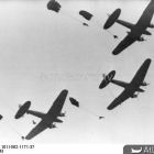 Parachutistes depuis une formation de Heinkel 111 au dessus de l'Italie en 1943 (Cliché Wahner, source Bundesarchiv, Bild 101I-562-1171-37 © Wahner)